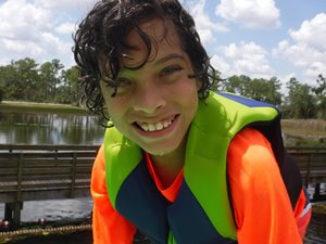 Asher disfrutando los campamentos para niños con AJ en Everglades