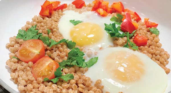 Huevos estrellados con cuscús, con bajo contenido de sodio