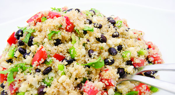 Ensalada de frijoles negros con quinoa, zapallo y lima