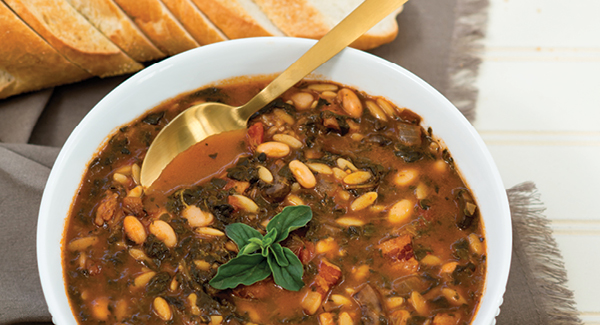 Guiso italiano de pasta y frijoles