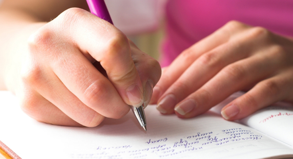 un padre escribiendo una carta a los administradores escolares