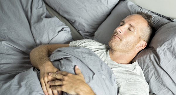 Dolor provocado por la artritis durante la noche: consejos para posicionarse y dormir sin dolor
