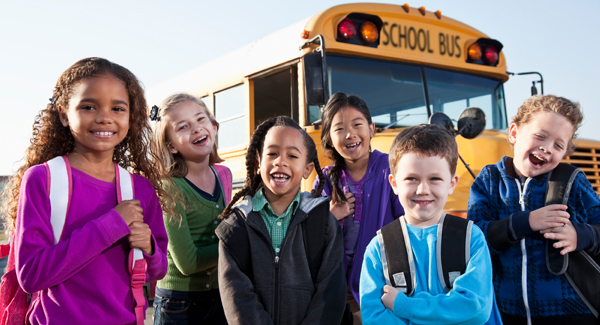 un grupo de escolares en una parada de autobús