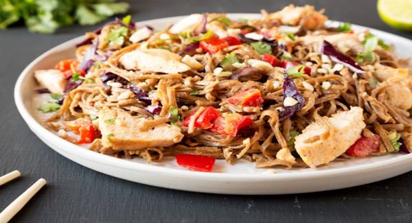 Ensalada de fideos fríos y crujientes con pollo y guisantes