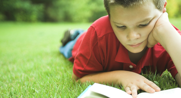 un estudiante leyendo al aire libre