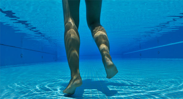Vaya a la piscina para aliviar el dolor articular