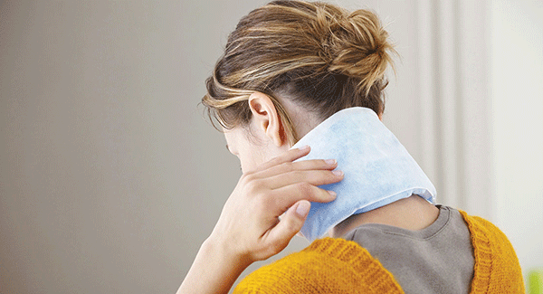 mujer con compresa de hielo en el cuello