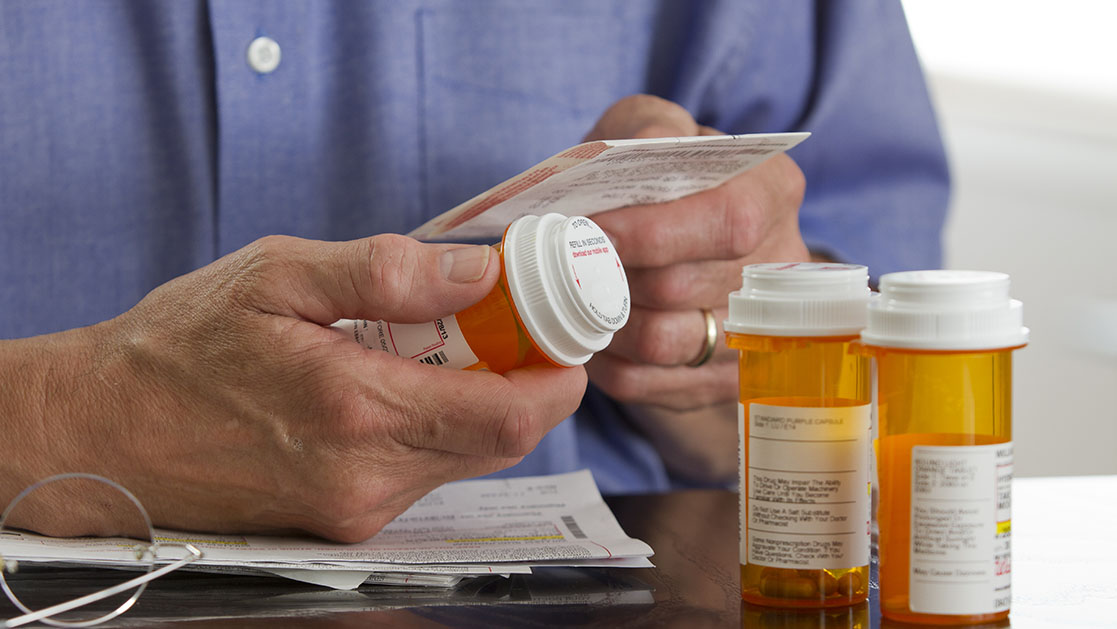 hombre lee la información sobre el medicamento