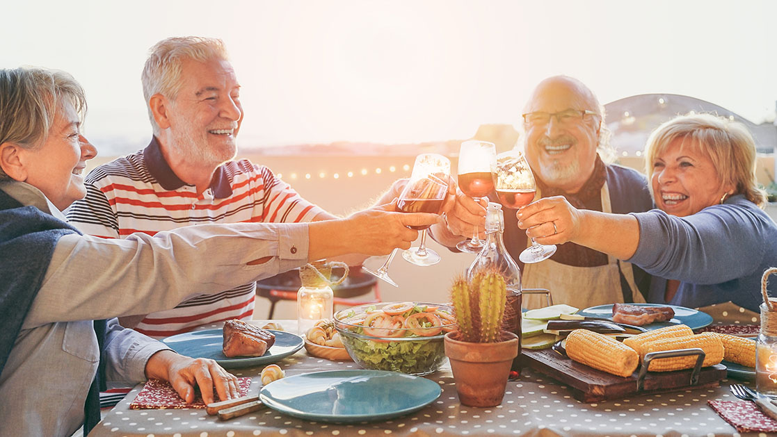 cuatro personas mayores en una cena