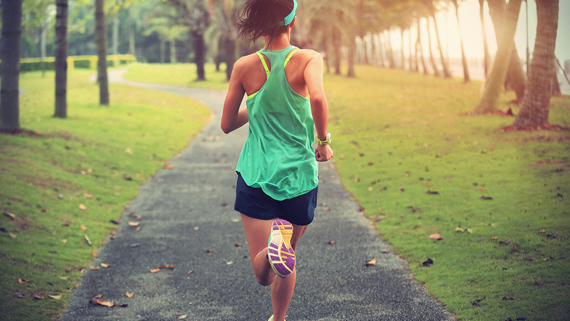 Mujer corriendo por un sendero