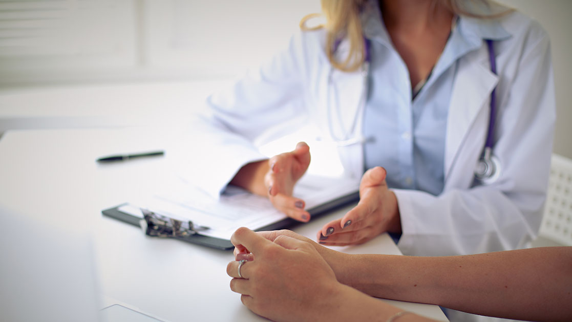 médico explicando el tratamiento a un paciente