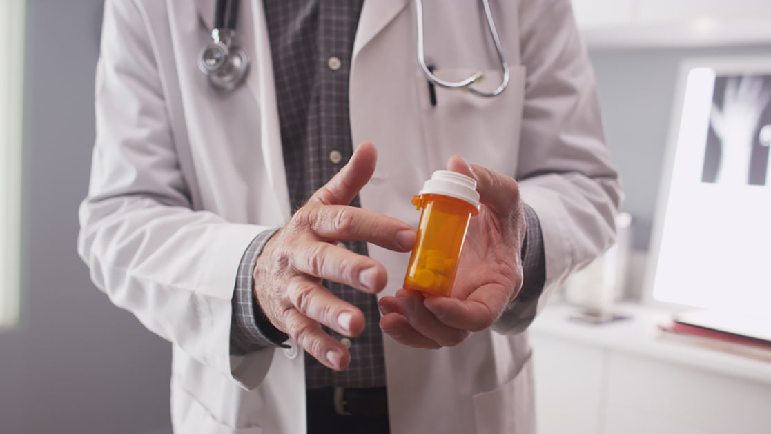 medicamento de venta libre en las manos de un médico