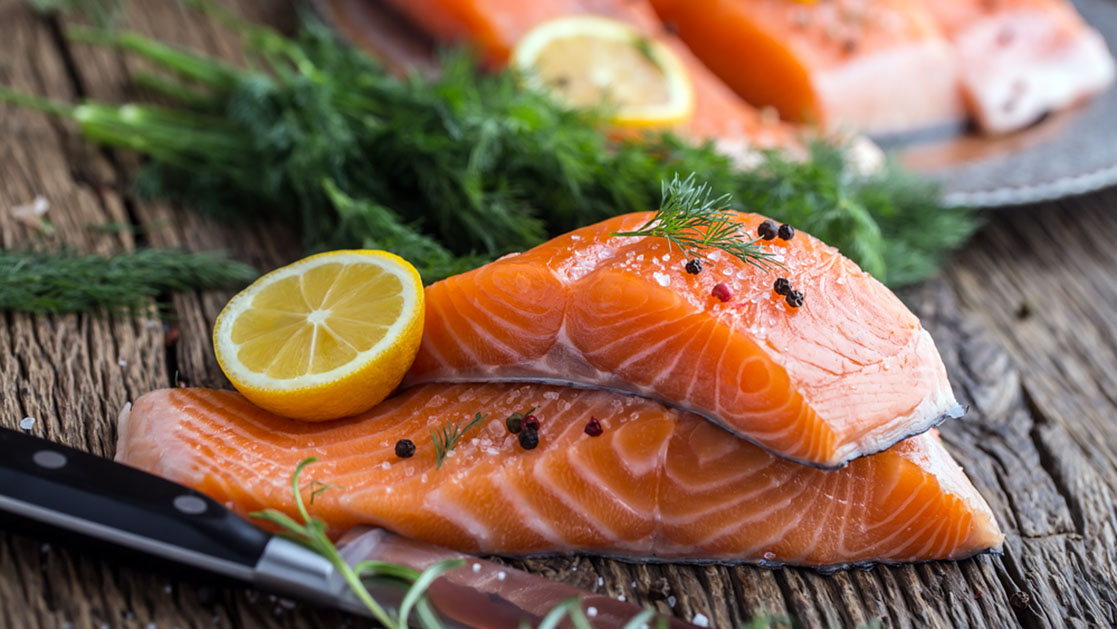 salmón con limón y verduras
